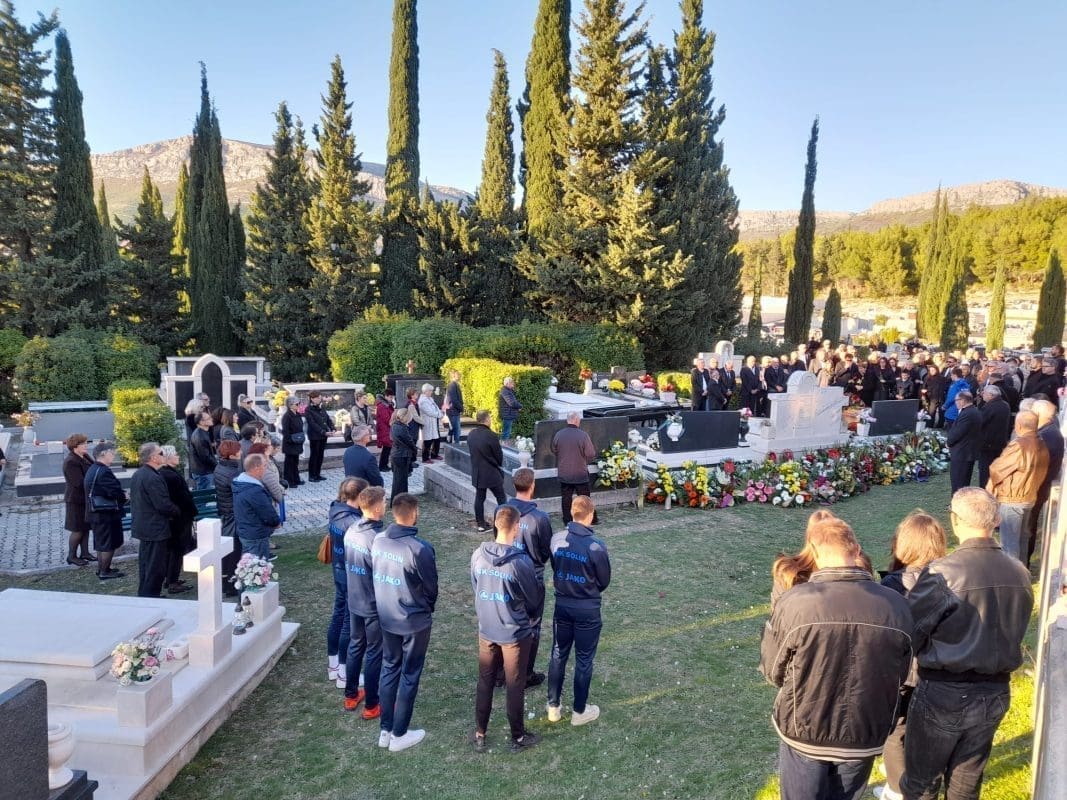 TUGA U SOLINU Pokopan je legendarni Bubi: "Tvoj Klub i tvoj Grad će s ponosom čuvati uspomene na tebe"