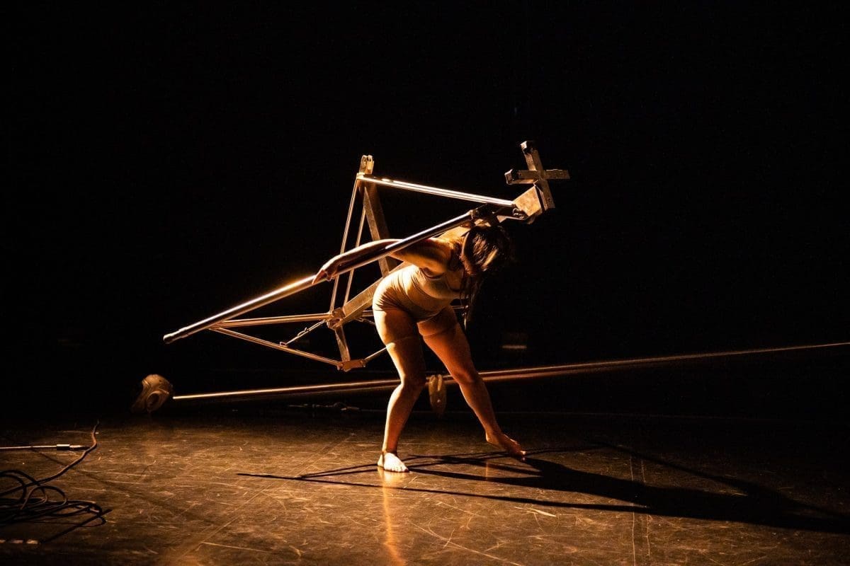 FINELINE - izvedba rada u nastajanju finske skupine suvremenog cirkusa LUMO COMPANY u Amfiteatru Doma mladih