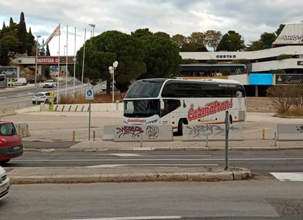 DIVLJI PARKING Parkirao autobus u pješačkoj zoni kod Koteksa