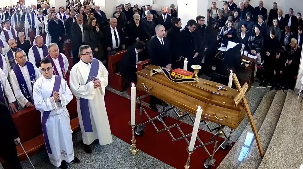 TUŽAN DAN ZA SVE VJERNIKE U tijeku je oproštaj od don Marija Volarevića