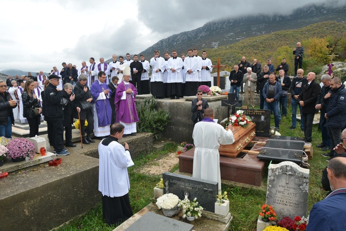 NJEGOVO ODLAZAK SVE JE RASTUŽIO Na posljednji počinak ispraćen svećenik Splitsko-makarske nadbiskupije. Djelovao je u brojnim dalmatinskim župama