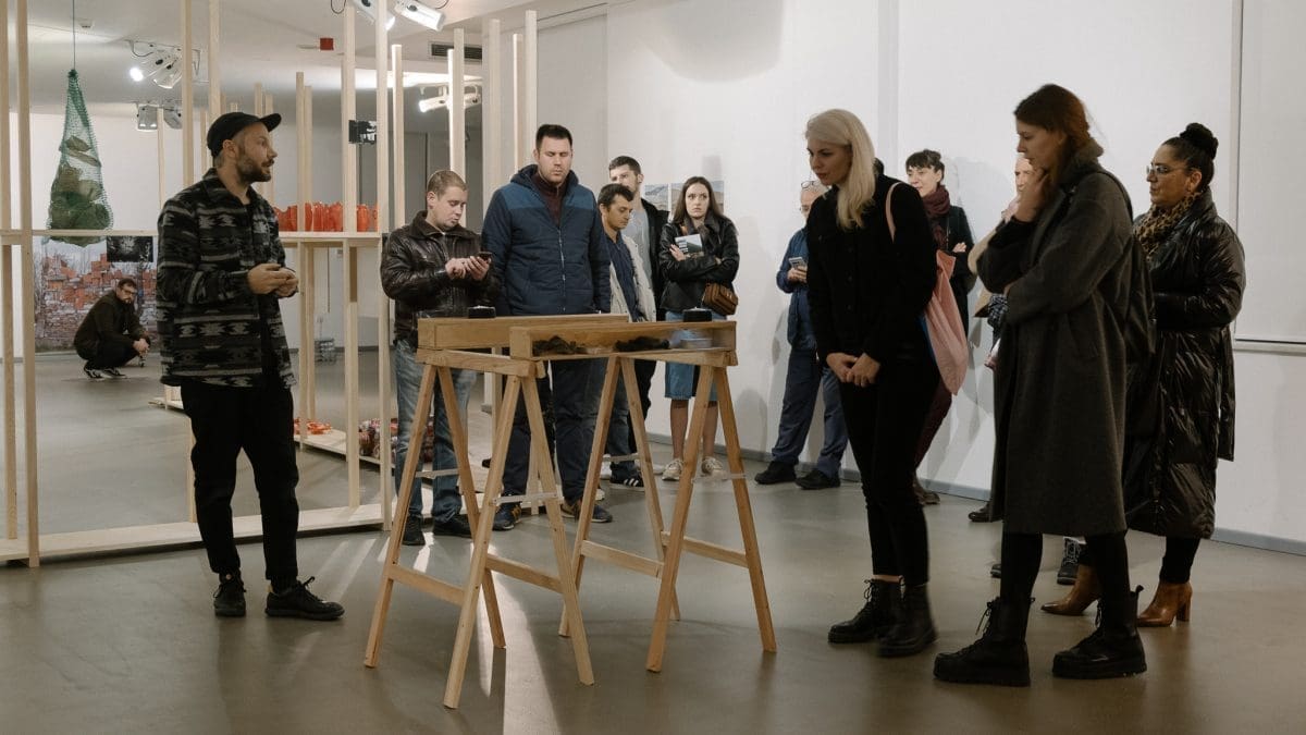 U Galeriji Sikirica u Sinju otvorena izložba ''Arheologija odbačenog'' Vanje Babića; važan je to podsjetnik na naš odnos prema okolišu