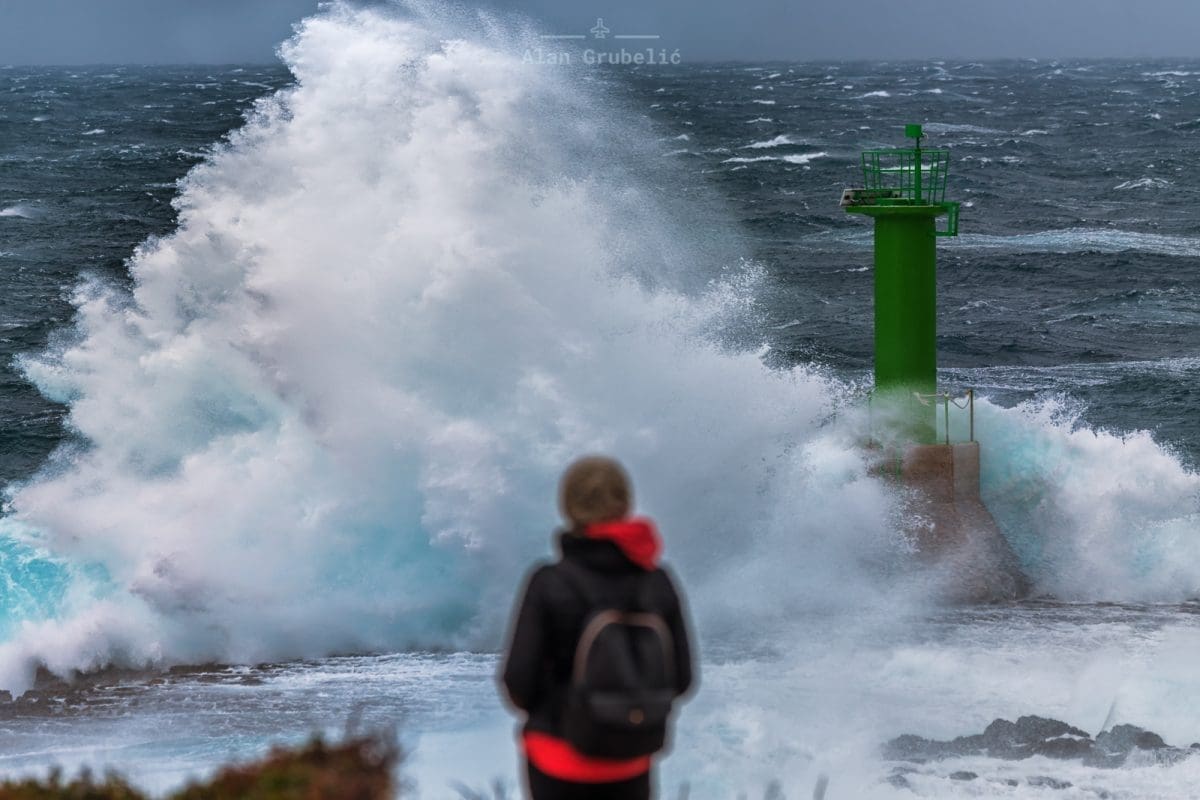DAN VELIKIH VALOVA Poznati fotograf zabilježio udare višemetarskih valova na rtu Punta Planka