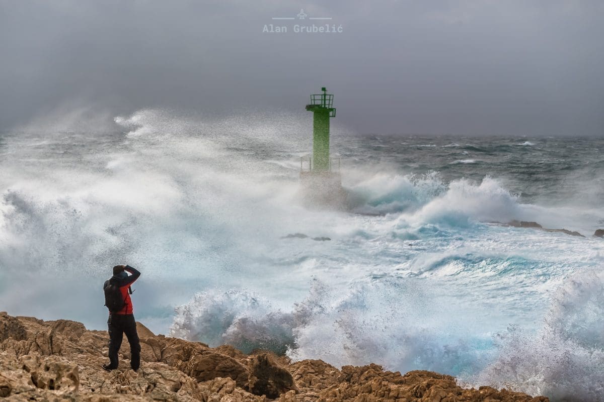 NEVRIJEME Ponegdje palo više od 100 litara kiše, udari juga do 100 kilometara na sat!