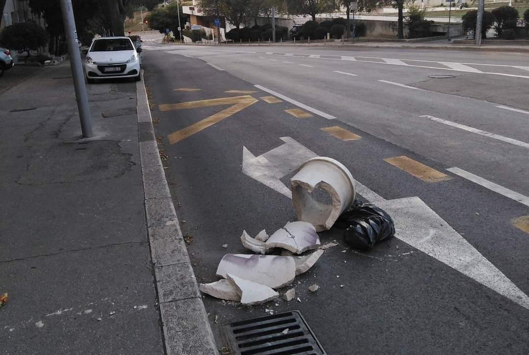 VANDALIZAM NA GRIPAMA Razbili kantu i bacili je na cestu, prvi čovjek kotara poslao brutalnu poruku