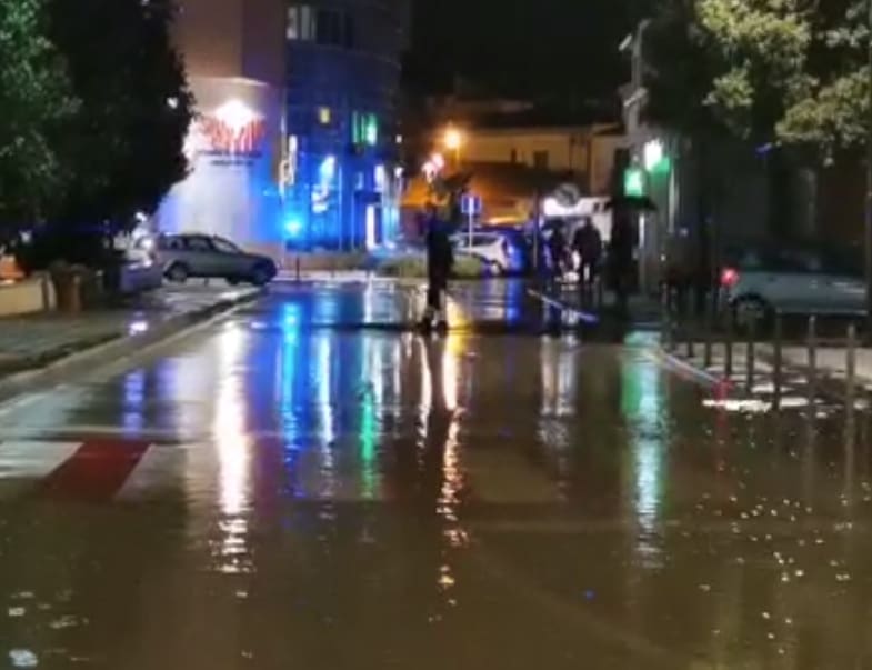 VIDEO Kišno nevrijeme pogodilo dio Dalmacije: U Vodicama ogromna količina oborina dizala šahte, vatrogasci poručuju: "Spremni smo za intervencije"