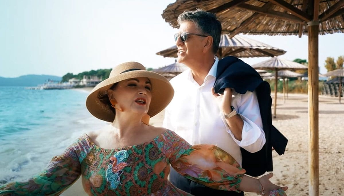 VELIKI DALMATINSKI HIT UGLEDAO SVJETLO DANA Rišpet i Zorica Kondža ekskluzivno objavili spot za pjesmu: "Naježili smo se od glave do pete"