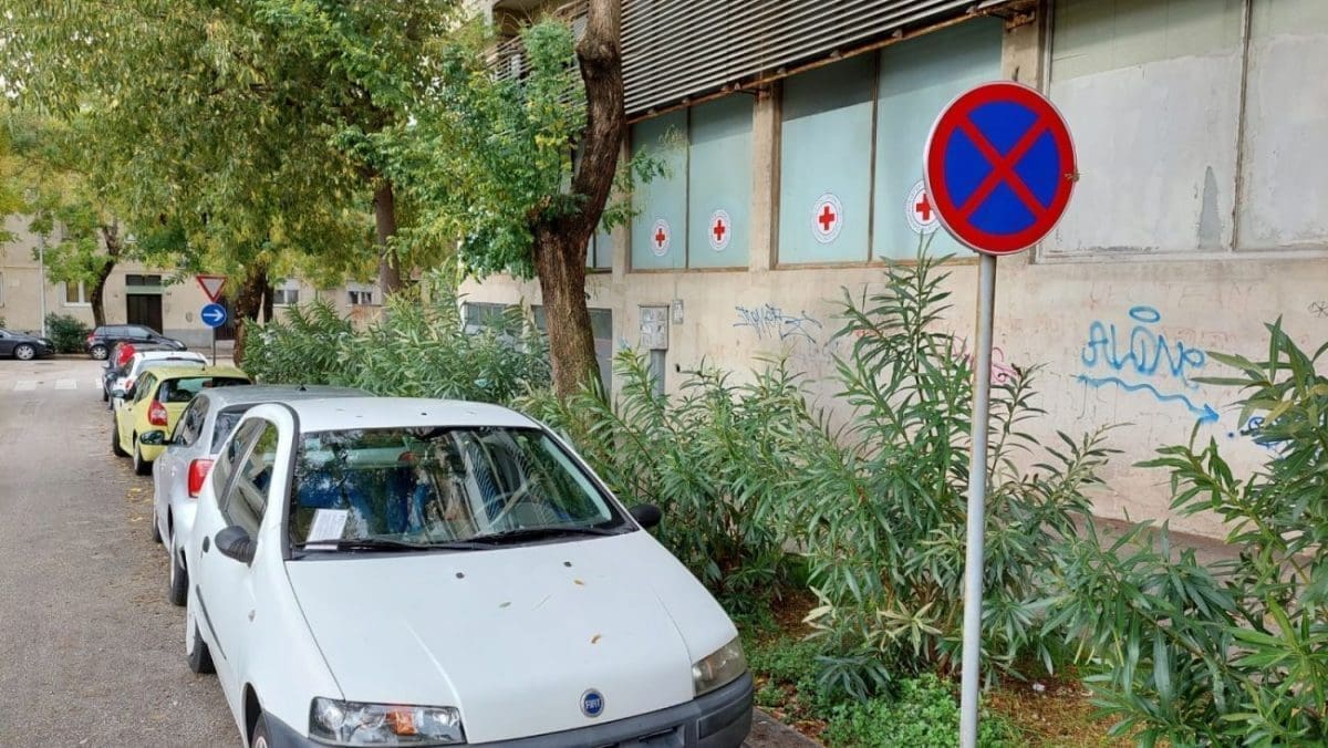 SPINUĆANIMA JUTROS OSVANILE UPLATNICE NA VJETROBRANSKOM STAKLU Deseci vlasnika vozila morat će platit 250 kuna, ako ne i više, zbog krivog parkiranja