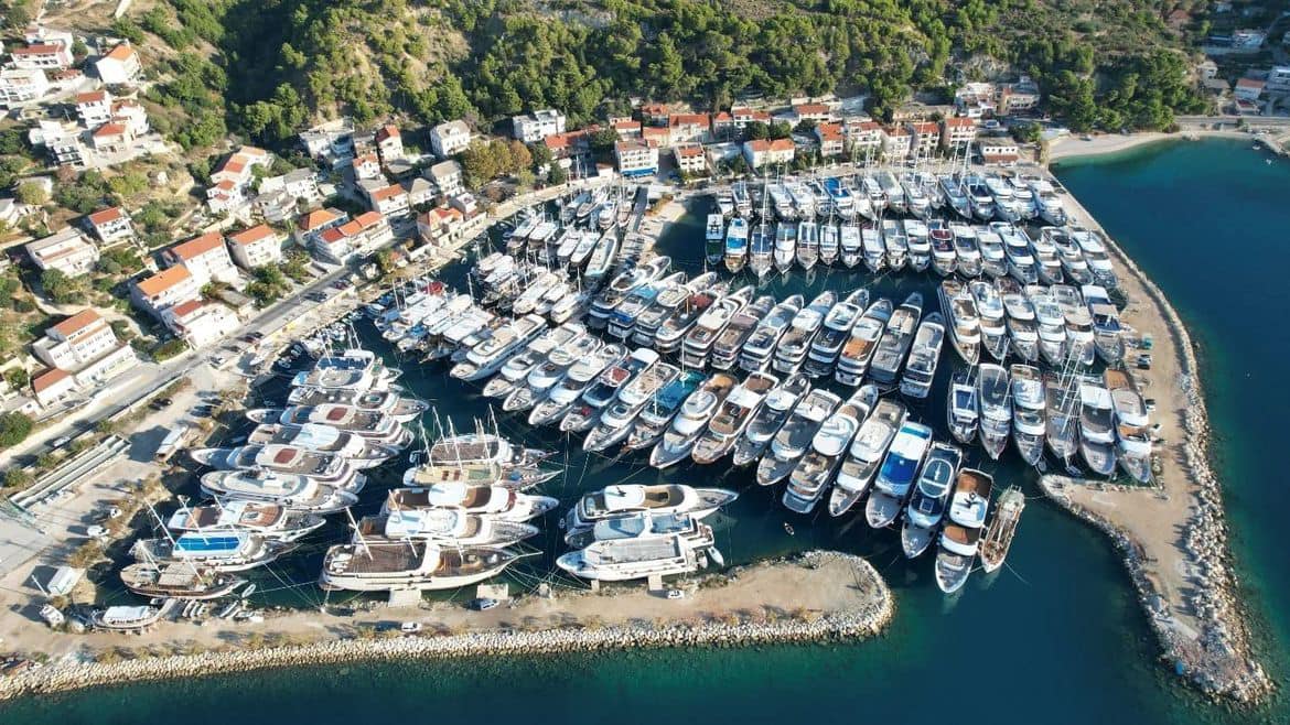 FAVELA NA MORU Objavljena zračna snimka luke Krilo Jesenice, digla se prašinu da društvenim mrežama: "Sad ih još triba i je*** da bi Hrvatska cvala od sriće"