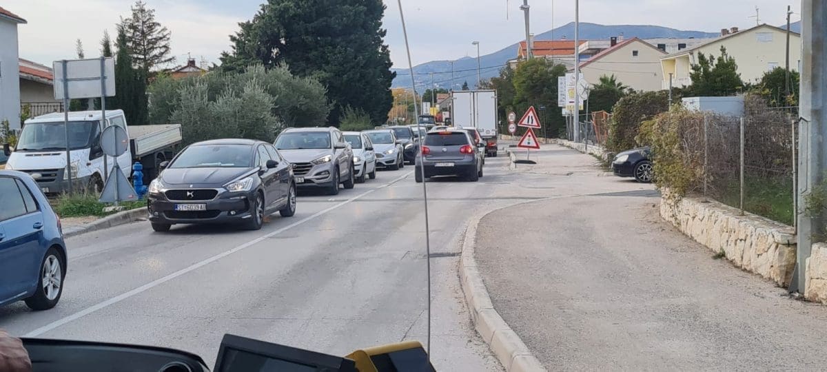 TOTALNI KAOS KROZ KAŠTELA "Samo što ne dođe do sudara"