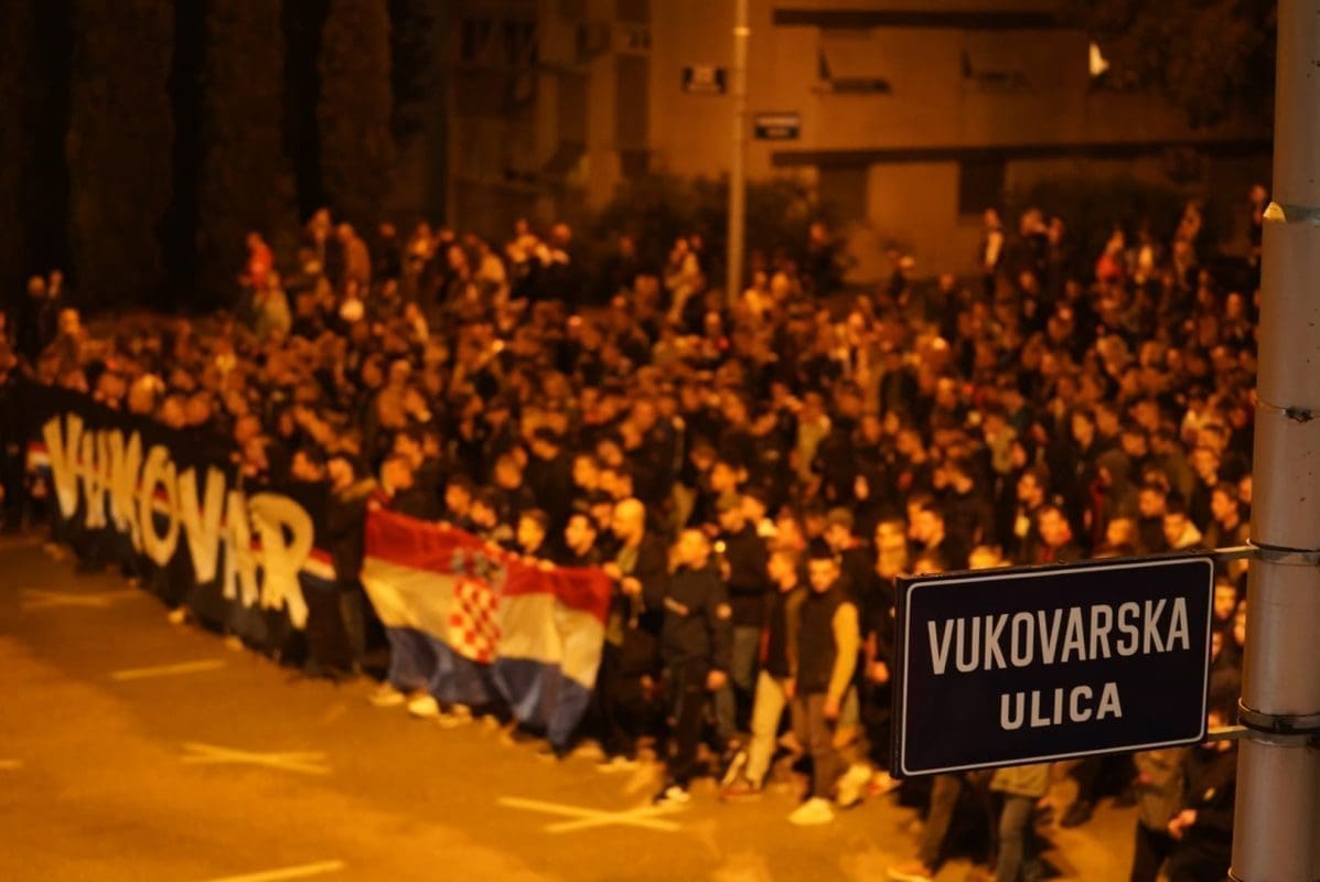 VELIČANSTVEN I PONOSAN MIMOHOD Tišina u Vukovarskoj kratko je prekinuta glasnim skandiranjem "Vukovar" i "Škabrnja"