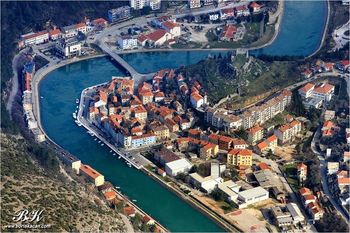 SULUDA SITUACIJA Dalmatinski gradić ima 3.500 stanovnika i 5.500 glasača