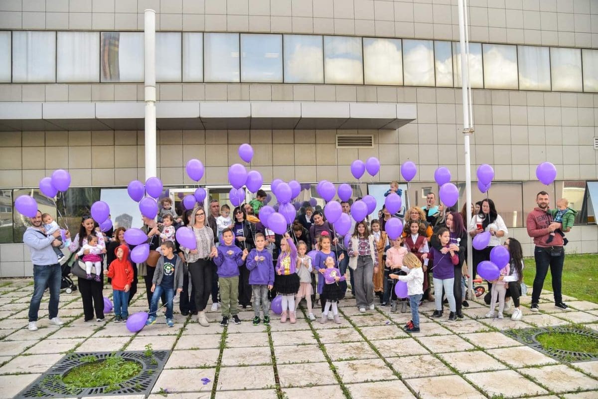 LJUBIČASTI BALONI PUŠTENI U ZRAK Palčići u igri i veselju proslavili svoj međunarodni dan