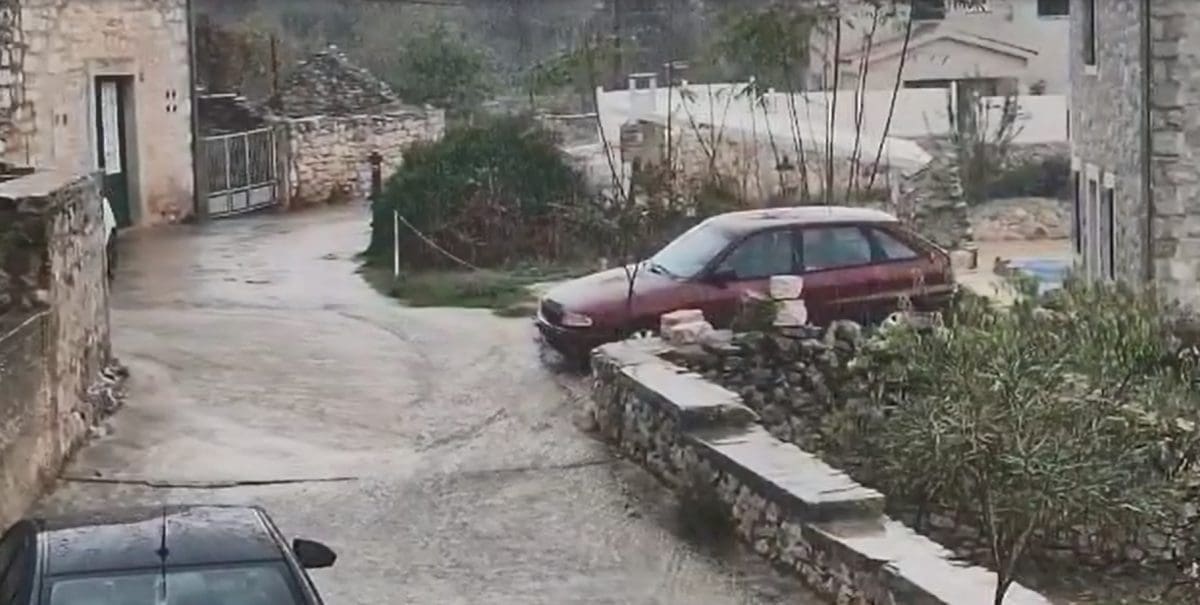 (VIDEO) POVODANJ NA ŠOLTI Pljuskovi s grmljavinom ublažili sušu na otocima