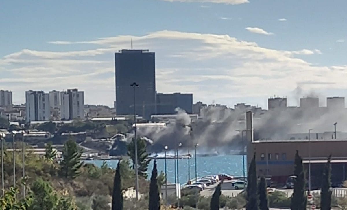 GUSTI, CRNI DIM 'ŠIKLJAO' VISOKO U ZRAK Planulo smeće u dvorištu tvrtke u Kopilici, nema razloga za paniku