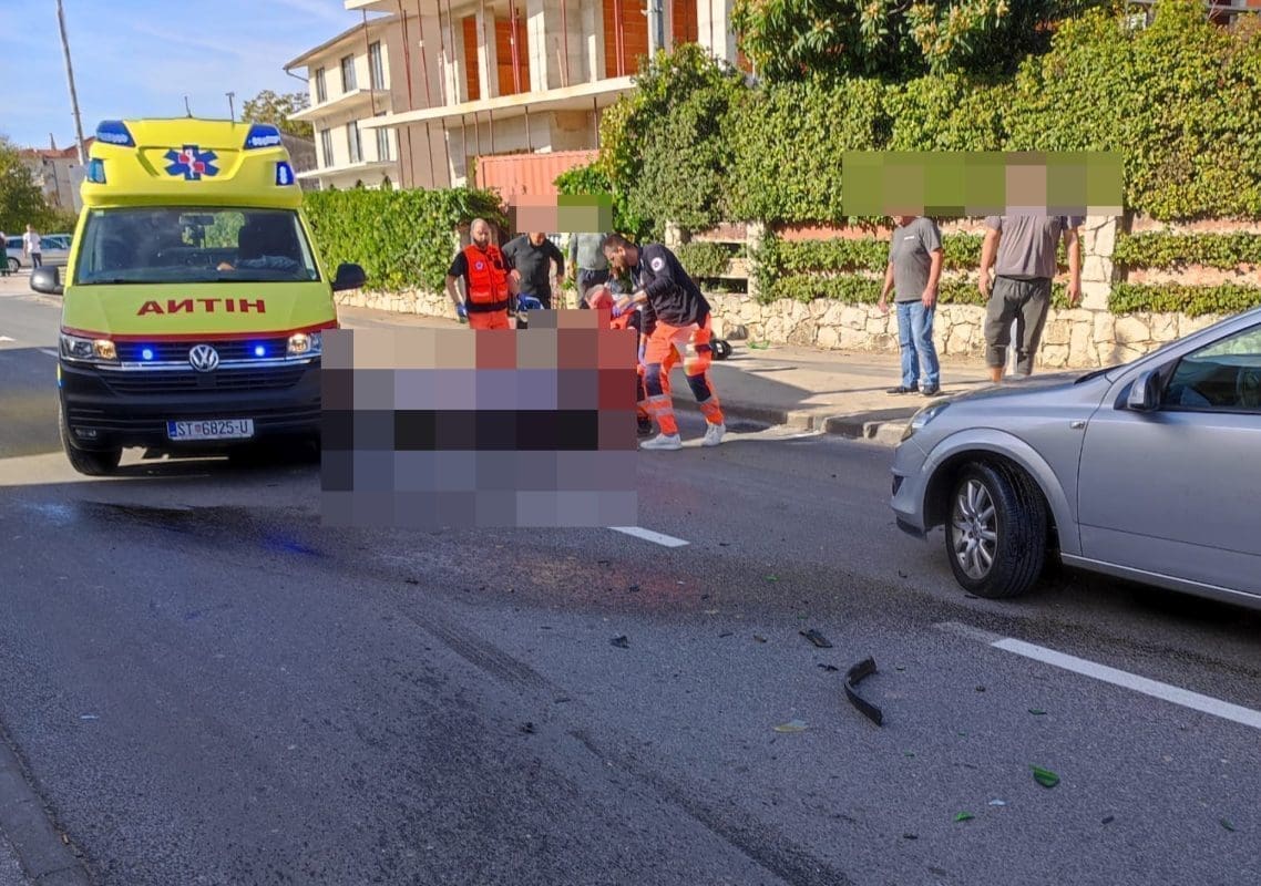 TEŠKA PROMETNA NESREĆA U KAŠTELIMA Sudar nekoliko auta i motora, dvije osobe hitno prebačene u KBC Split