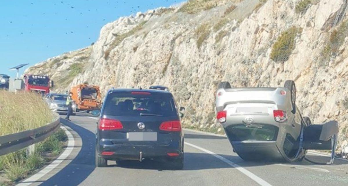 KRŠ I LOM U DALMACIJI Osobno vozilo završilo na krovu, otežano se prometuje
