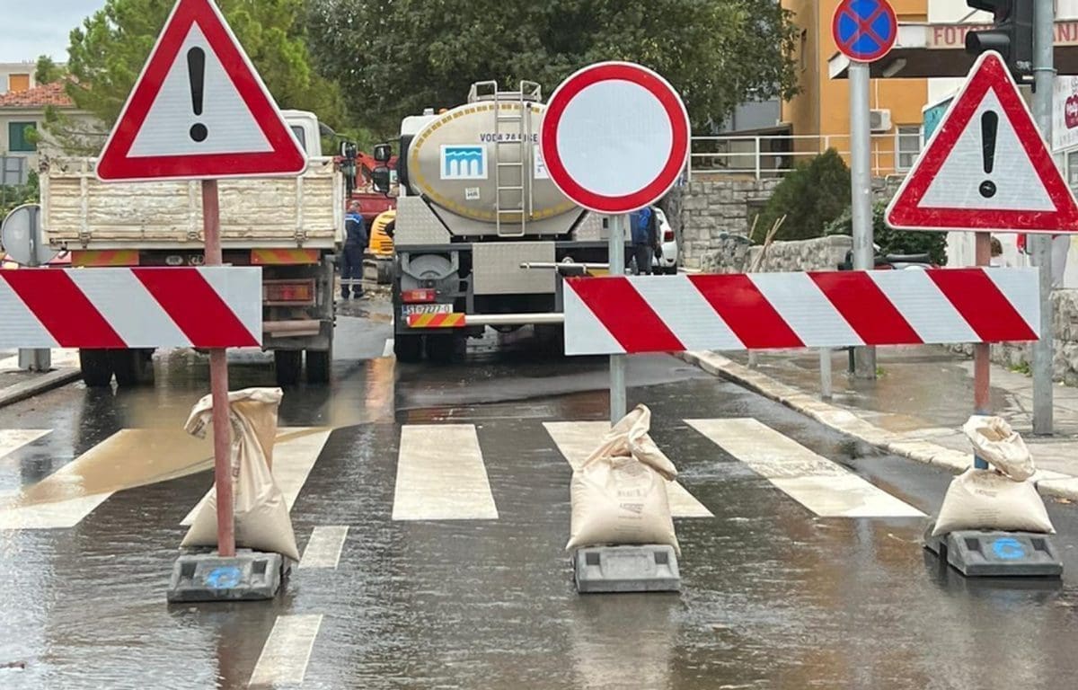 GOLEME GUŽVE U SPLITU Zbog puknuća cijevi zatvorena prometnica. Radovi još uvijek traju...