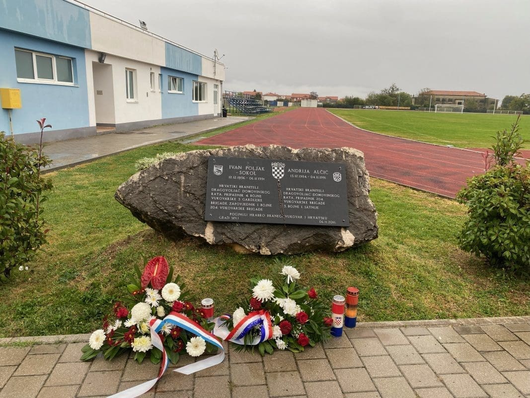 31. GODINA OD POGIBIJE HEROJA VUKOVARA Sinjski HDZ zapalio svijeće i položio vijence ispred njihovog spomenika