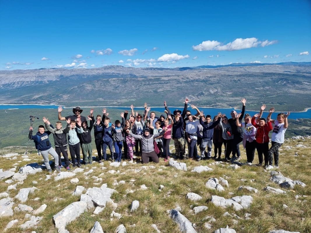 Nastavnice odlučile odvojiti učenike od klupa i mobitela: Ova djeca osvajaju planinske vrhove diljem Dalmacije i šire!