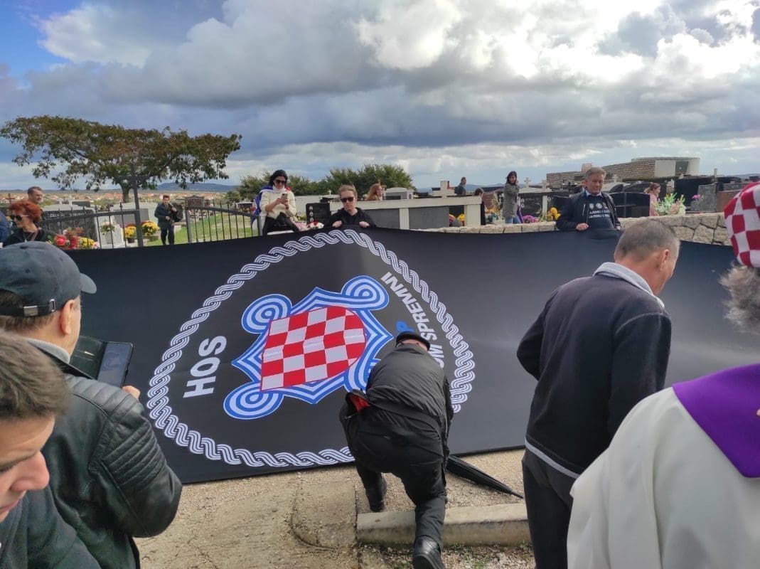 KAKO ĆE REAGIRATI MILANOVIĆ? U mimohodu u Škabrnji ljudi nose ogromnu HOS-ovu zastavu