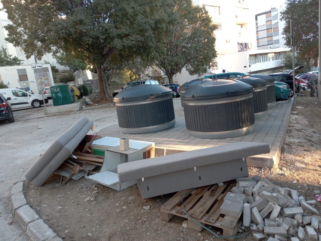 NOVI SPREMNICI, (LOŠE) NAVIKE STARE "Zar je tako teško shvatiti i naučiti da se krupni otpad odlaže večer prije dogovorenog odvoza?"