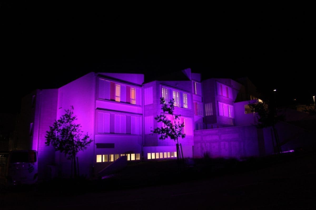 U ČAST PALČIĆIMA Večeras je posebnom bojom svijetlila škola u Solinu