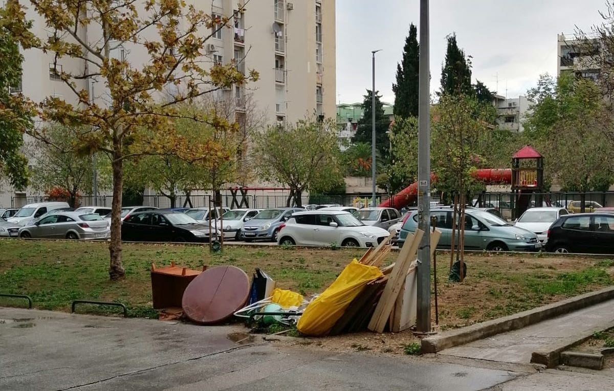 SRAMOTNI PRIZOR Ilegalno odbačen otpad usred Splita, čitatelj: "Evo ga već peti dan"