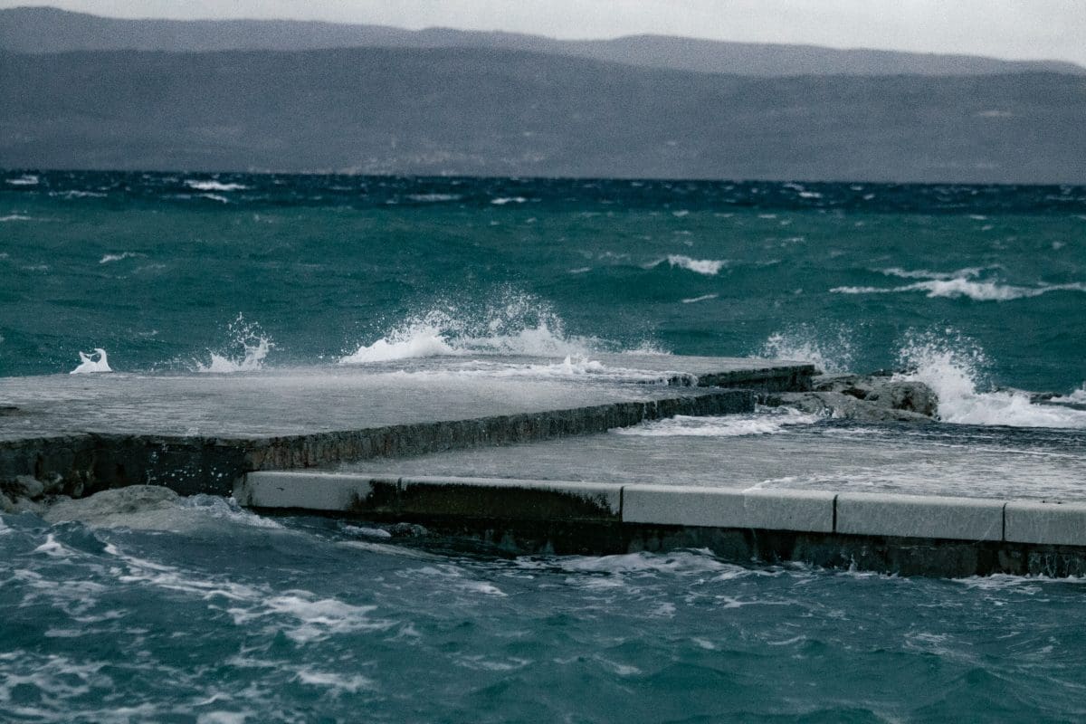 Uspješno izvršen hitan prijevoz životno ugrožene pacijentice unatoč jakom nevremenu na moru