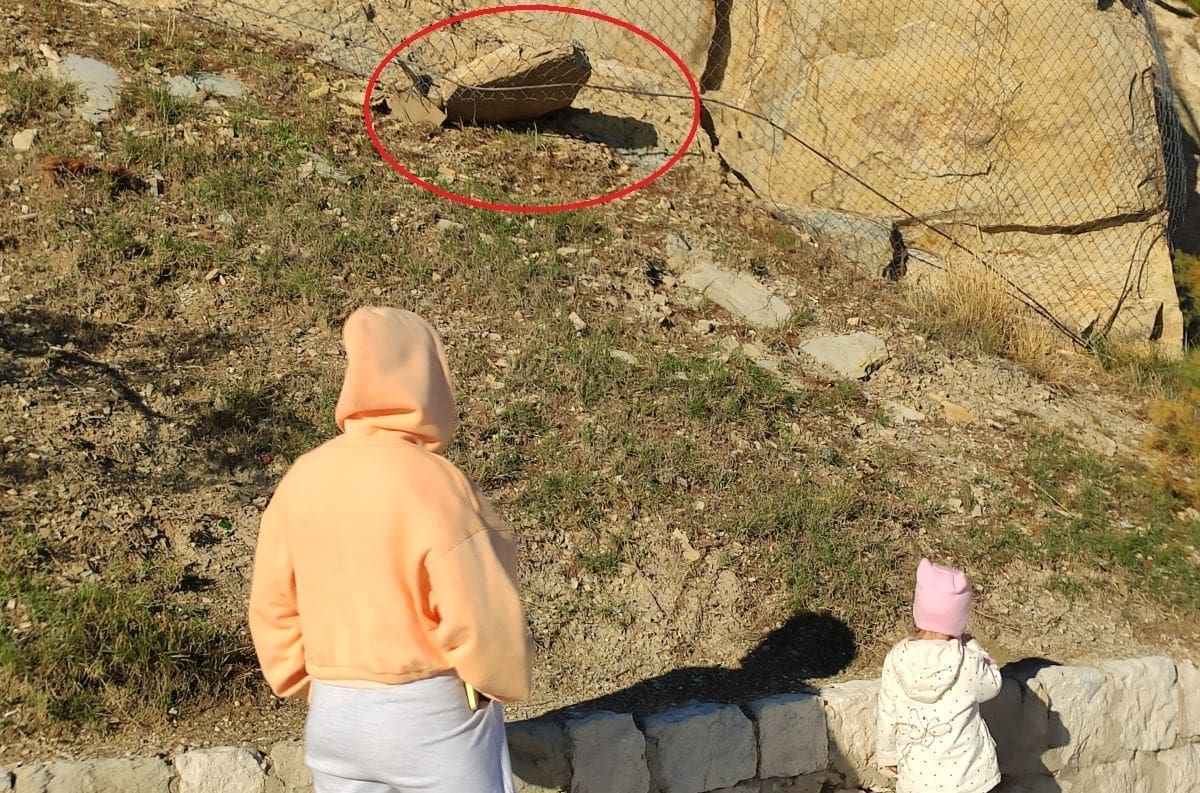 OPASNOST NA POZNATOJ ŠETNICI Stijena završila u zaštitnoj žici. Ovaj prizor smo danas snimili