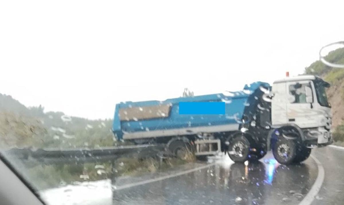 ZASTRAŠUJUĆI PRIZOR Teretnjak u Dalmaciji probio zaštitnu ogradu i skoro sletio u provaliju: Sve se dogodilo rano jutros...