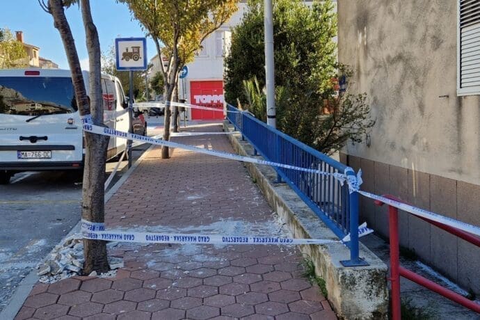 NEVRIJEME POKOSILO MAKARSKU Vjetar odlomio komad fasade sa zgrade, oštećen automobil: "Imamo sriće"