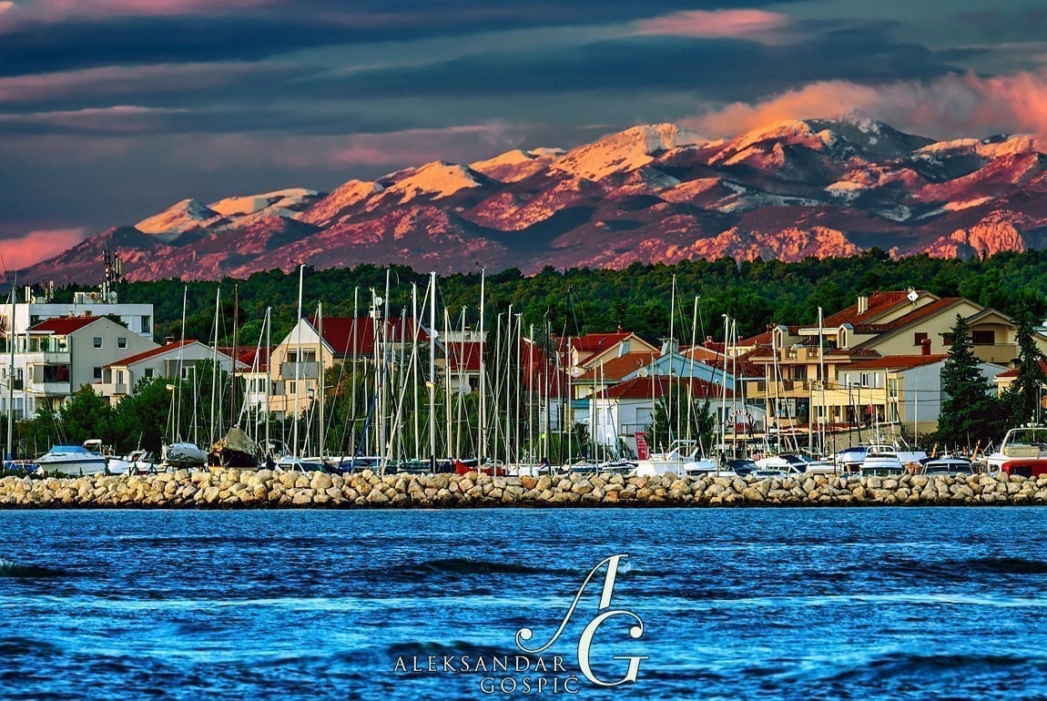 Ne, ovo nisu Alpe. Pogled na snježno zaleđe ima samo ovaj dalmatinski grad