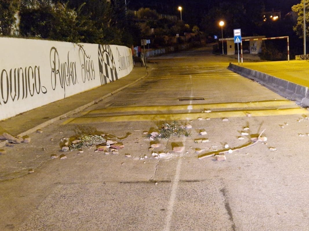 PAZITE DOK VOZITE KROZ ŽRNOVNICU "Ne znam jel se nešto odronilo, ali ne može se proći"