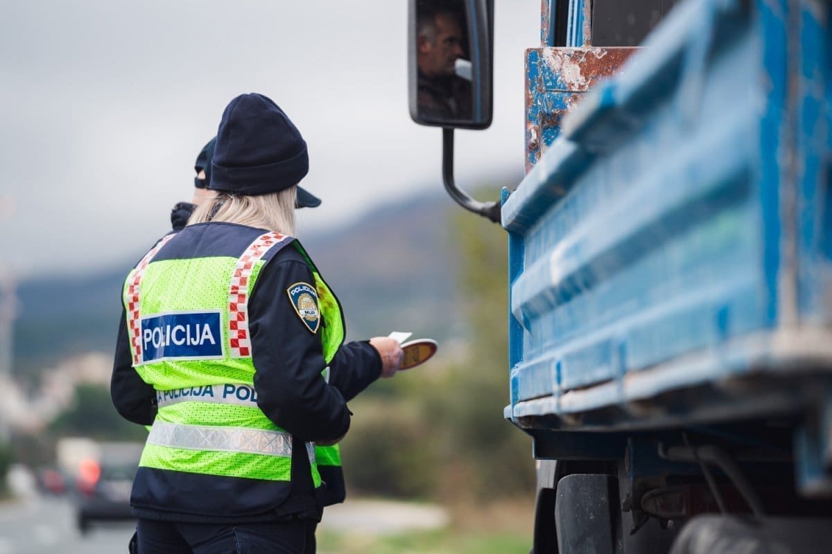 Stariji muškarac prijetio 56-godišnjaku i 25-godišnjaku. Uhićen je