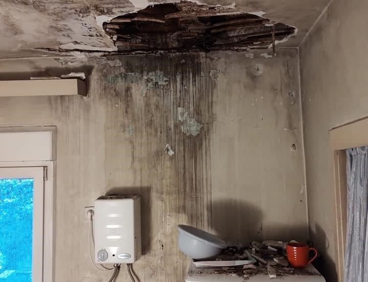 OBITELJ IZ KAŠTELA TREBA NAŠU POMOĆ Krov se urušava, prostorije su derutne: "Pomozimo im što prije, zima stiže..."