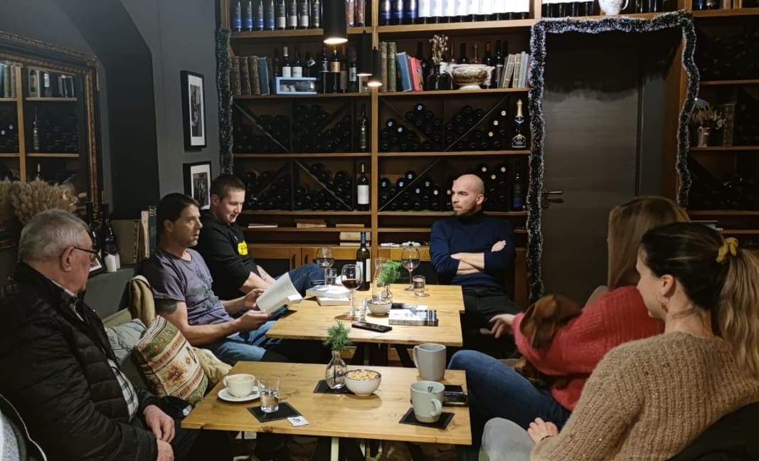 Prva ribarsko-poetska večer u Jelsi: Mario Brajičić oduševio okupljene