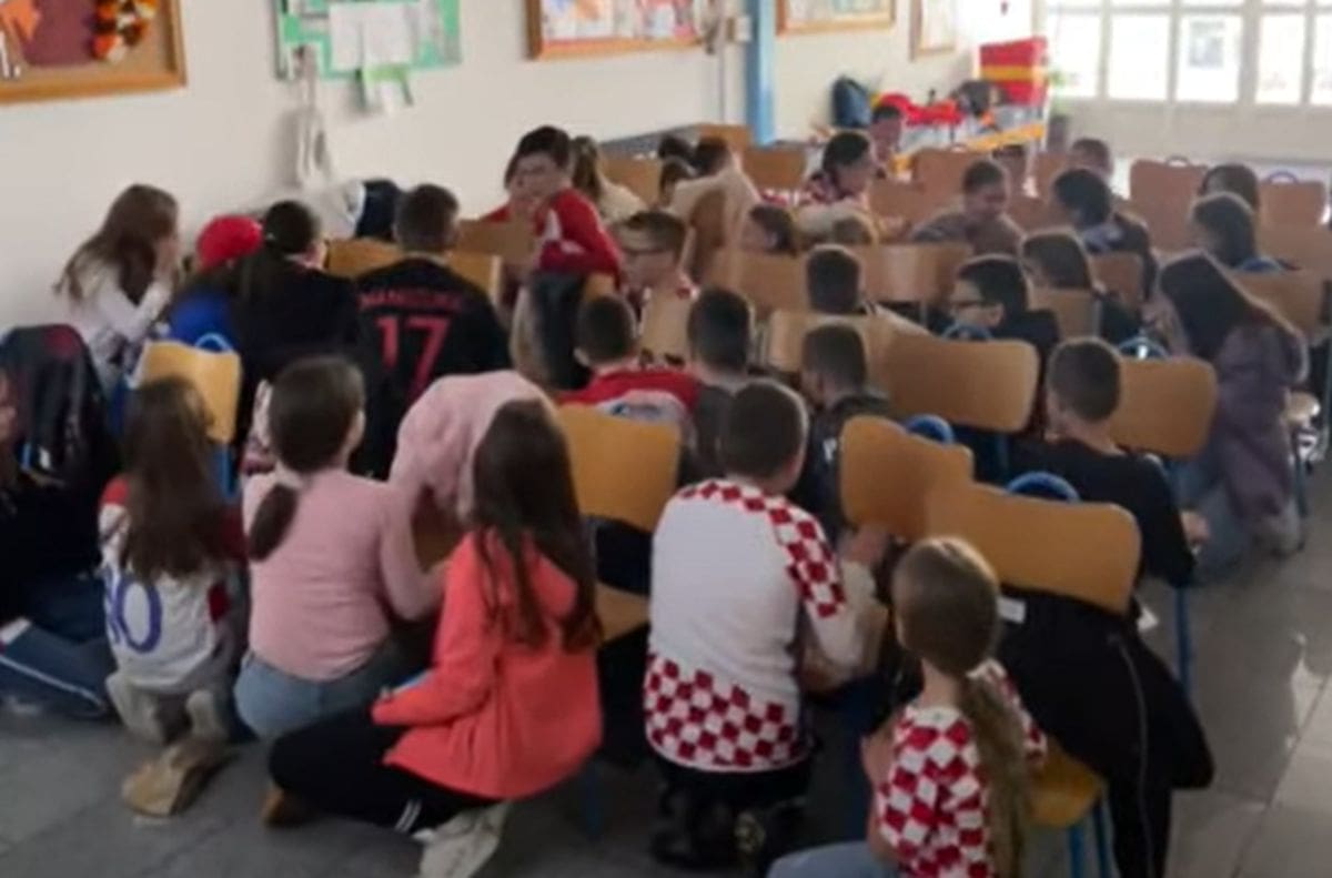 DANAS SU SVI KAO JEDAN Dica iz škole u Zagori zapjevala poznatu pjesmu, koreografija je hit!