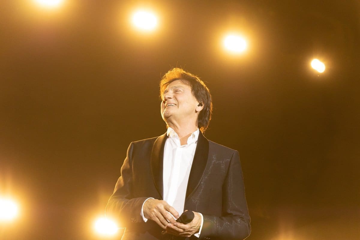 Zdravko Čolić otkrio što radi s grudnjacima koje mu obožavateljice bacaju na binu