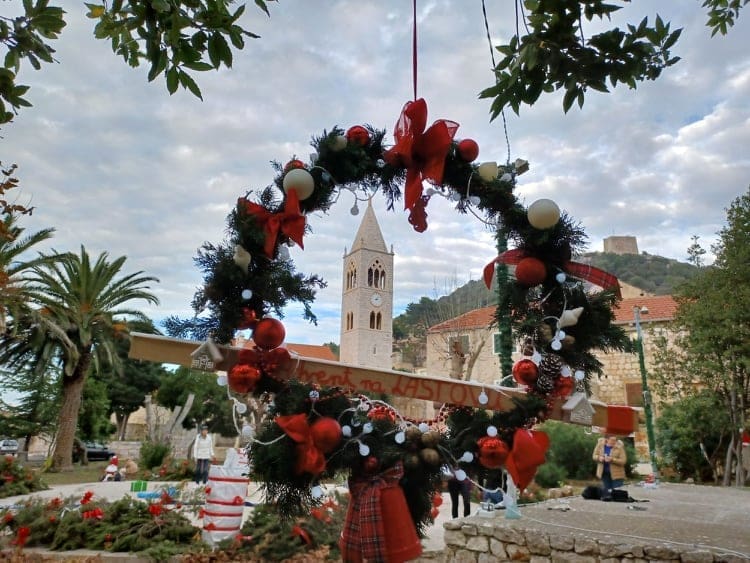 ADVENT NA LASTOVU Bogat ovogodišnji program: brojni koncerti, bira se najljepša kućica od kolača kojoj je ove godine tema lastovski fumar....