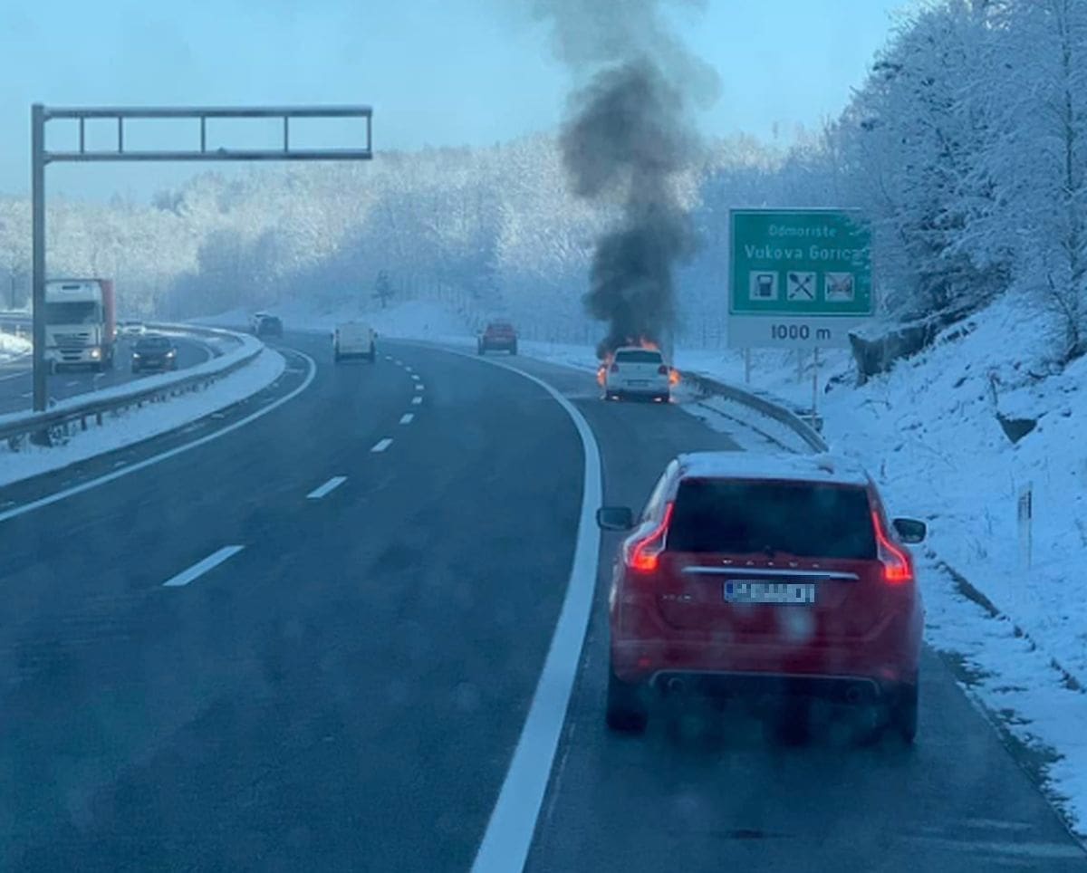 ŽENI SE ZAPALILO VOZILO U VOŽNJI "Sramim se ljudskog roda koji se pravio da se to njega ne tiče"