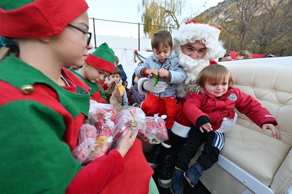 Ove subote u Žrnovnicu stižu božićna kočija, djed i baka božićnjak te dijele poklone djeci!