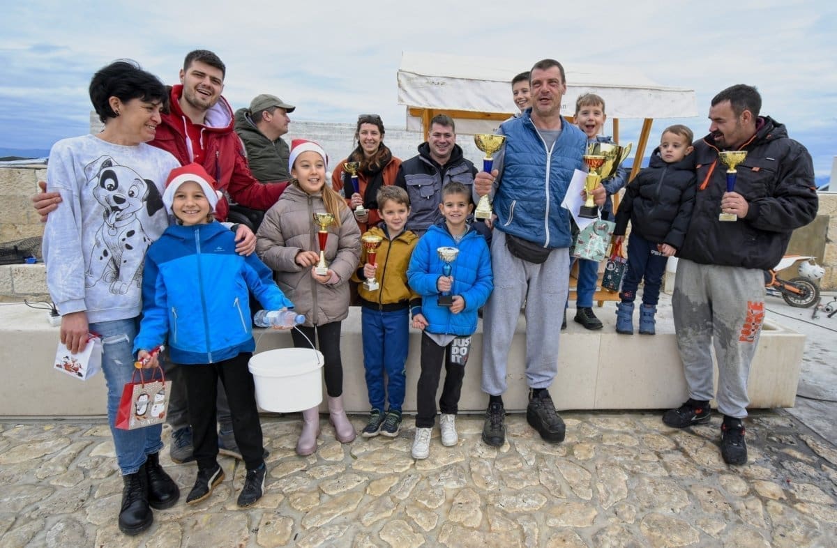 Održan božićni ribolov "Fala ti more" u Sutivanu