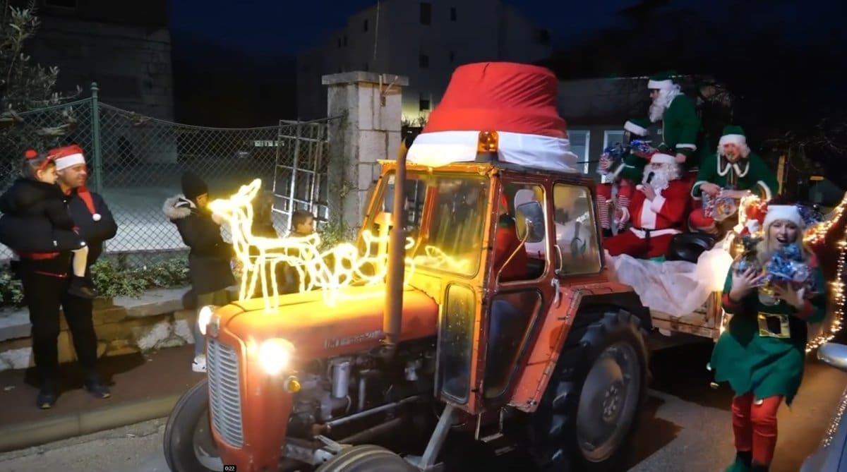 VIDEO Djed Mraz sa Sjevernog pola stiže na saonicama. U Dalmaciji nastavlja traktorom