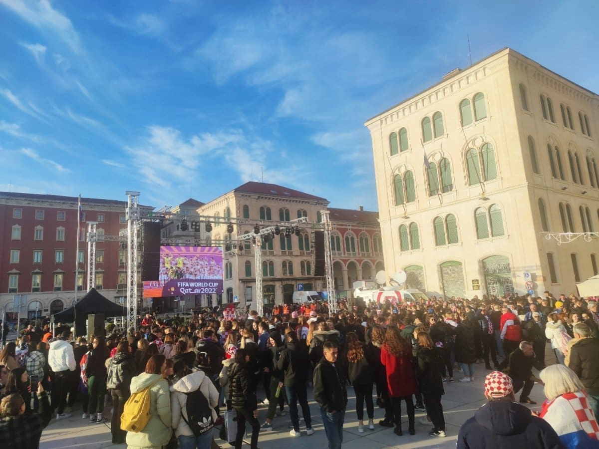 GOLEME EMOCIJE NA SPLITSKOJ RIVI Autor navijačkog hita "Hrvatska zastava" stigao na doček: "Kum pjesme je Marko Livaja"