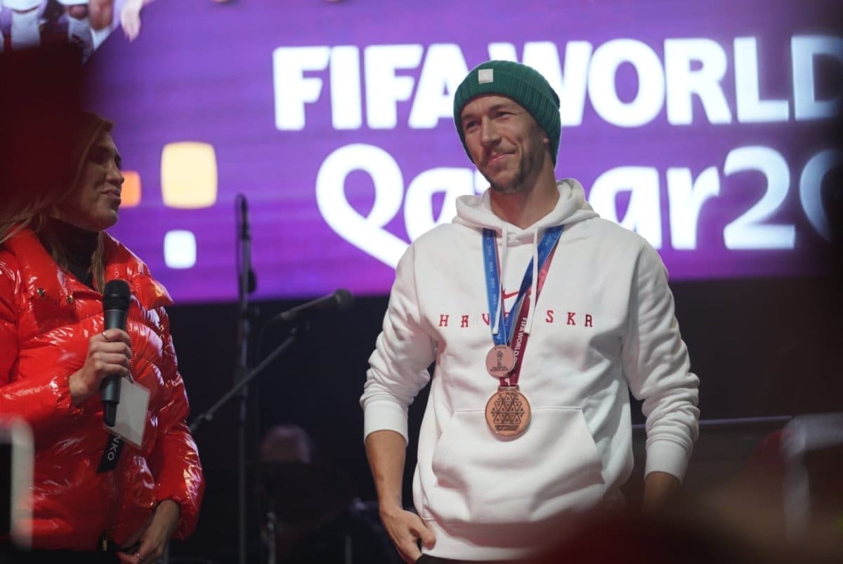 RIJETKI TRENUTCI Perišić objavio fotografiju prelijepe supruge i najmlađeg sinčića, svi im čestitaju