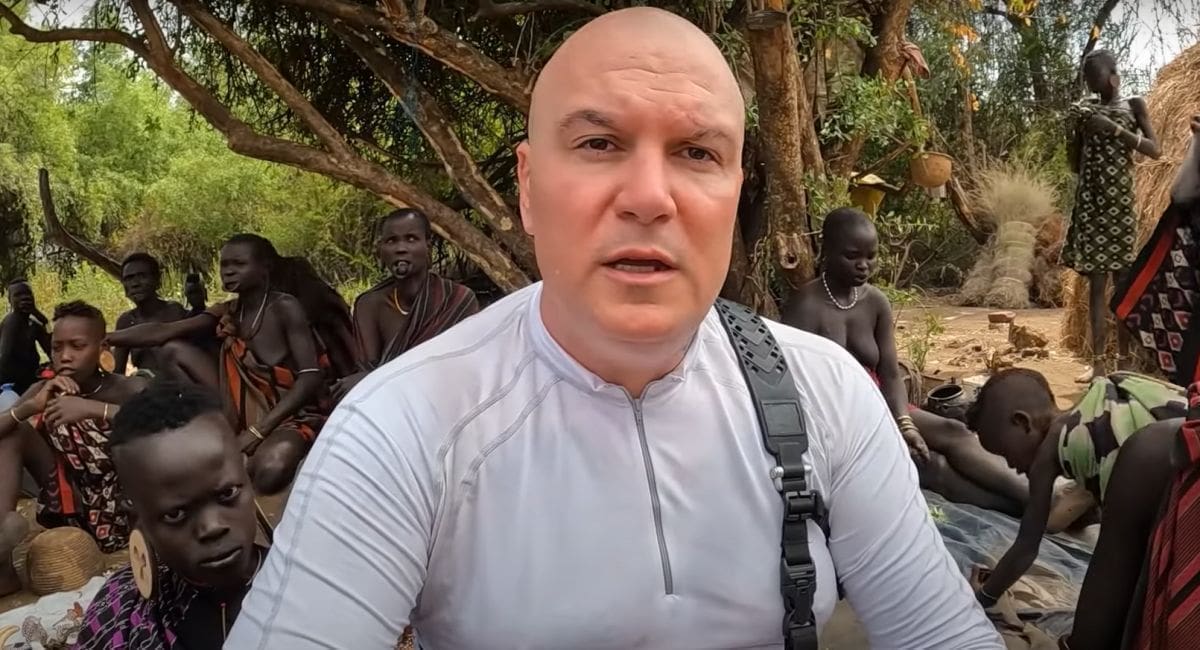 "ZEMLJA SPALJENIH LICA" Splitski putopisac i avanturist otišao u selo u kojem žene nose glinene ili drvene diskove između usana i zubi