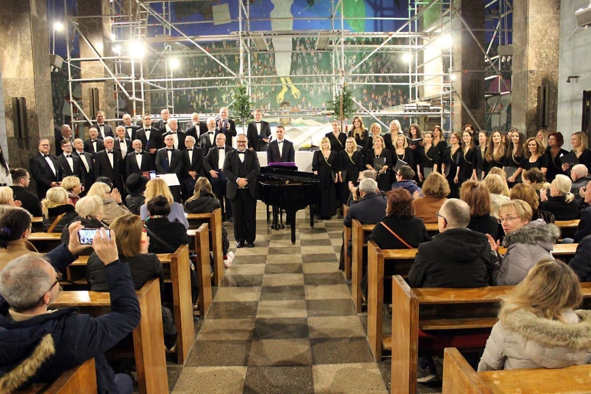 "NARODI NAM SE..." Ljubitelji Božićnih koncerata došli su na svoje: Lijepo ispunjena bila je crkva Gospe od zdravlja