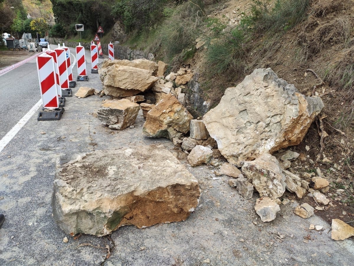 NEVJEROJATAN PRIZOR S MARJANA Ogromne stijene po cesti, doznajemo što se dogodilo