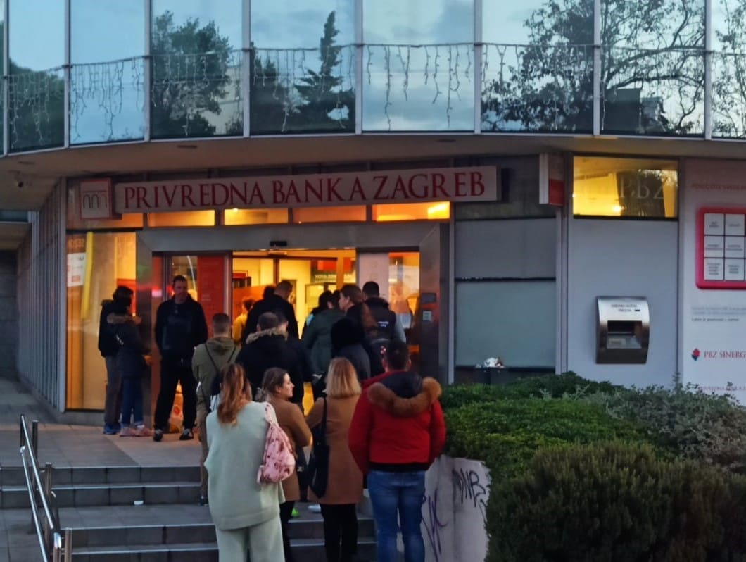 SPLIĆANI OZBILJNO SHVATILI UPOZORENJA BANKI Pohrlili na bankomate 'kao da će nestati': Čekaju u ogromnim redovima za dignut gotovinu